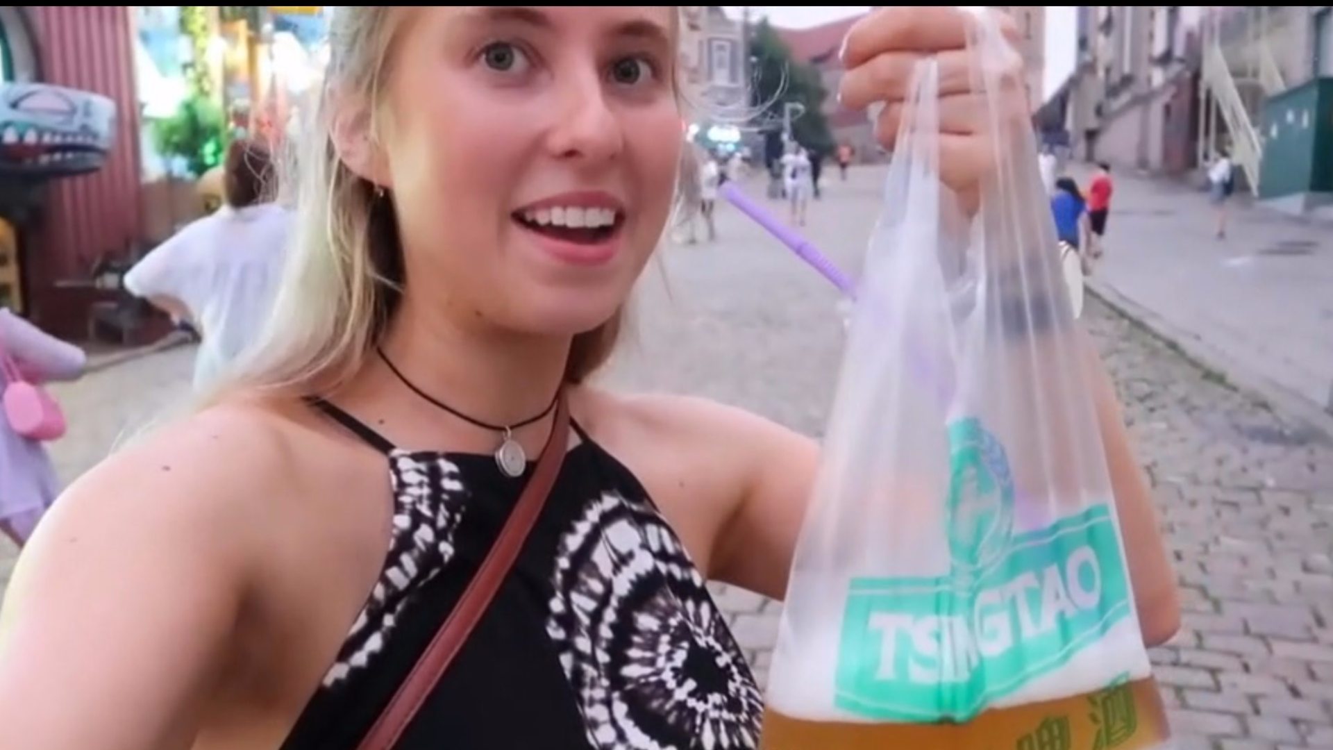 老外看澳洲美女游青岛,youtube网友:看!她在用塑料袋喝啤酒!